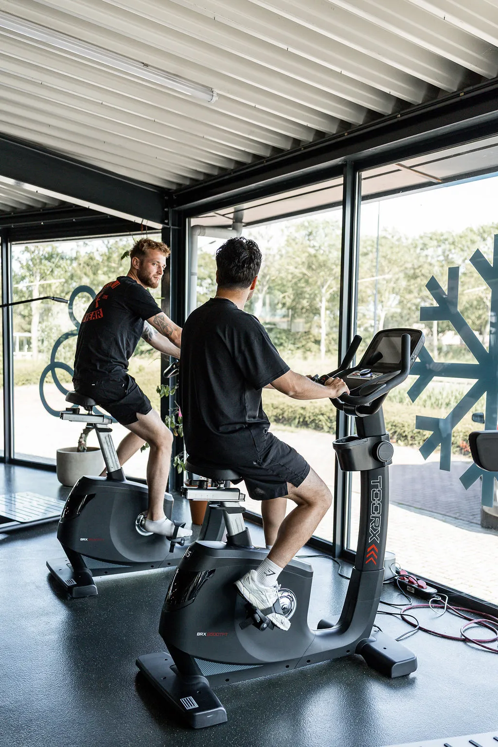 Samen fietsen op de cardiofietsen bij Body & Mind Gym