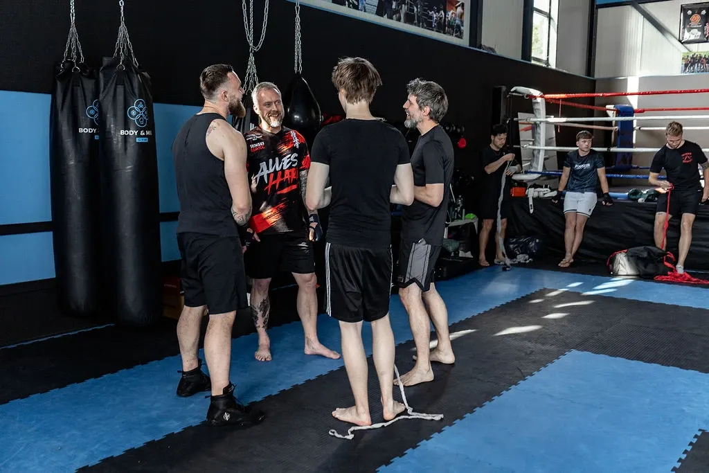 Instructie tijdens de kickboksles bij Body & Mind Gym