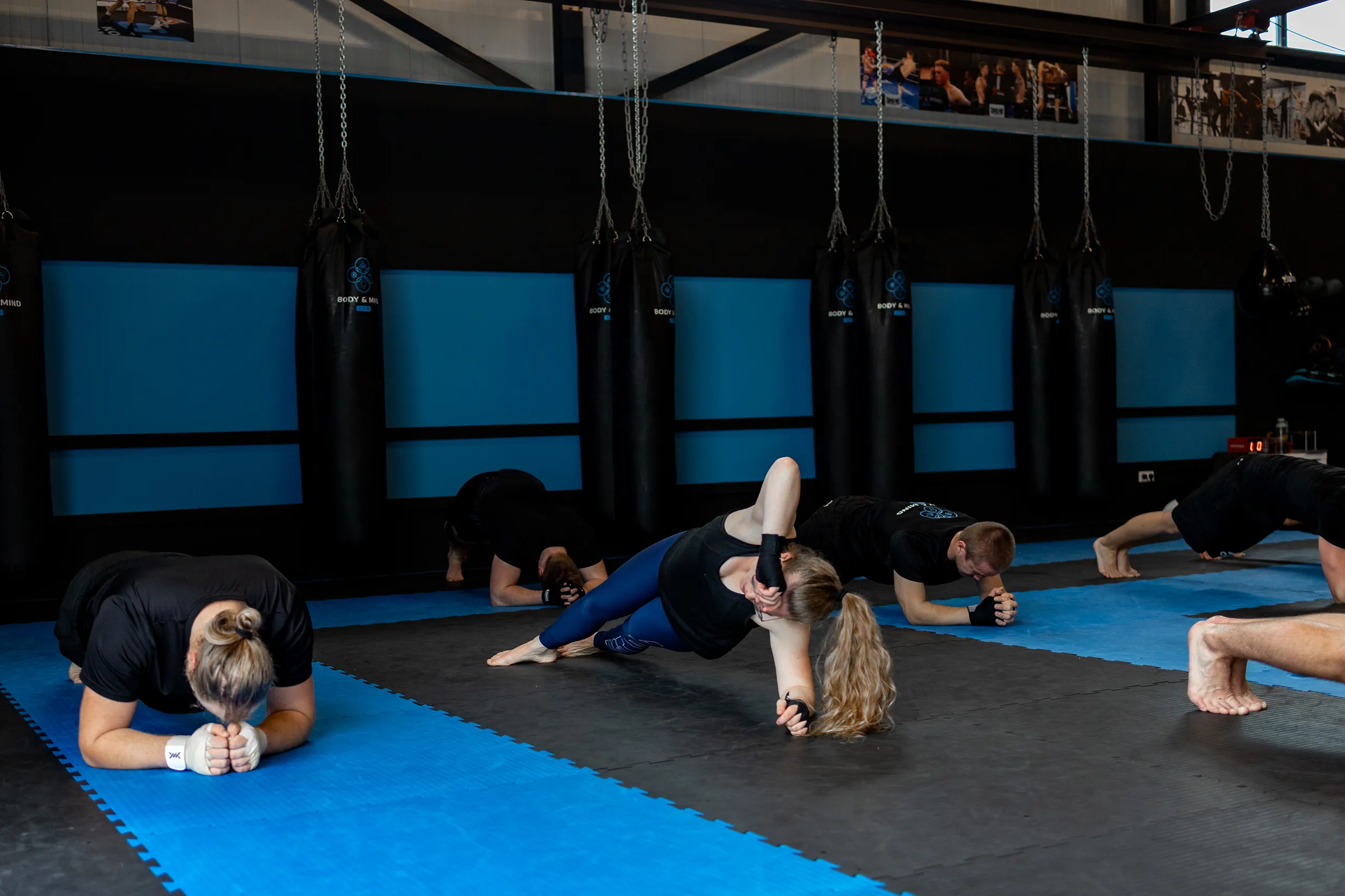 Core oefening tijdens kickbokstraining