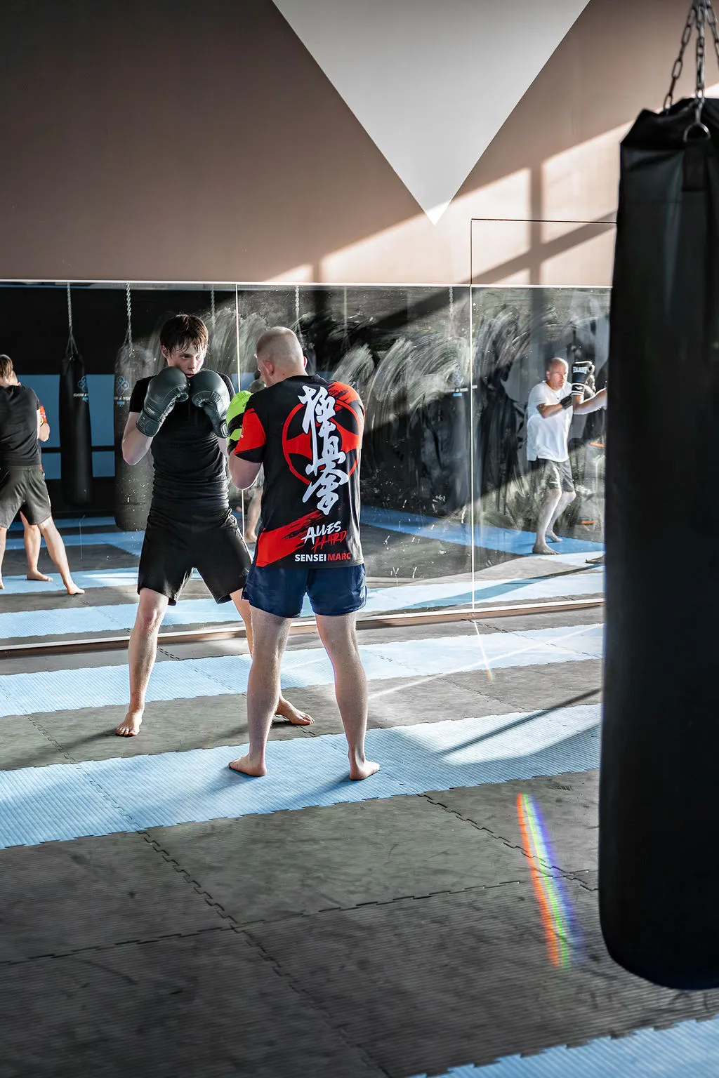 Kickbokstechniek bij de spiegel