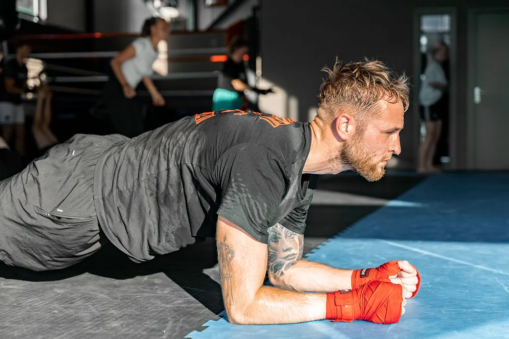 Conditietraining op de kickboksmat bij Body & Mind Gym