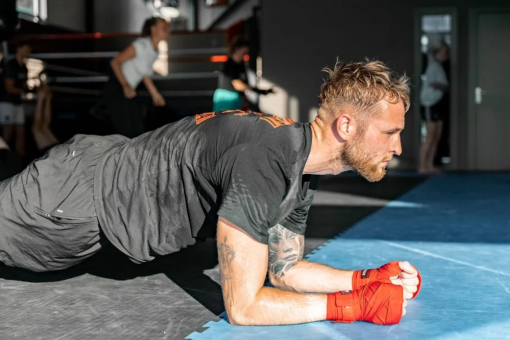 Conditietraining op de kickboksmat bij Body & Mind Gym