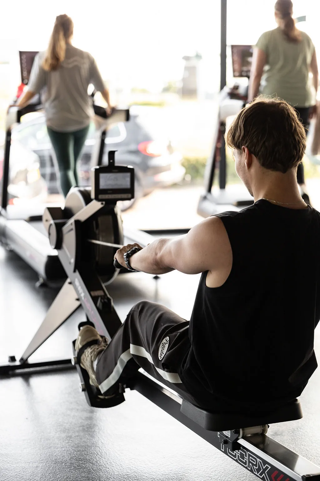 Roeitraining in de fitnessruimte