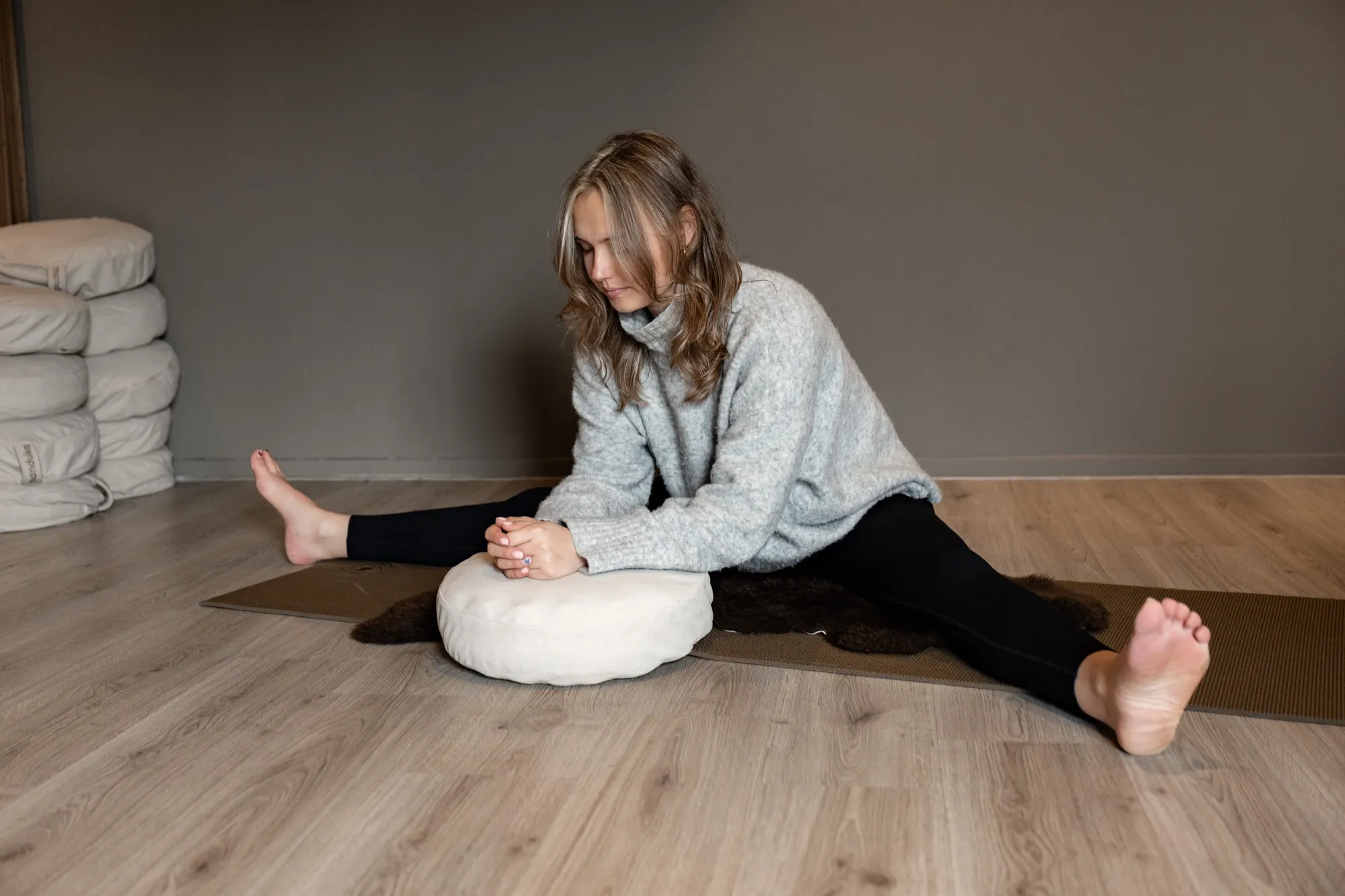 Rustige yogahouding met een meditatiekussen